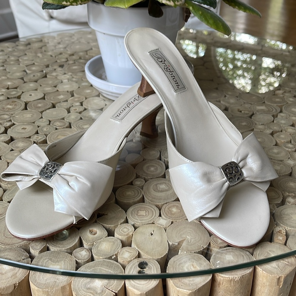 Like New! Brighton Tropic Ivory Leather Kitten Heel Slide Mule Bow Open-Toe 10